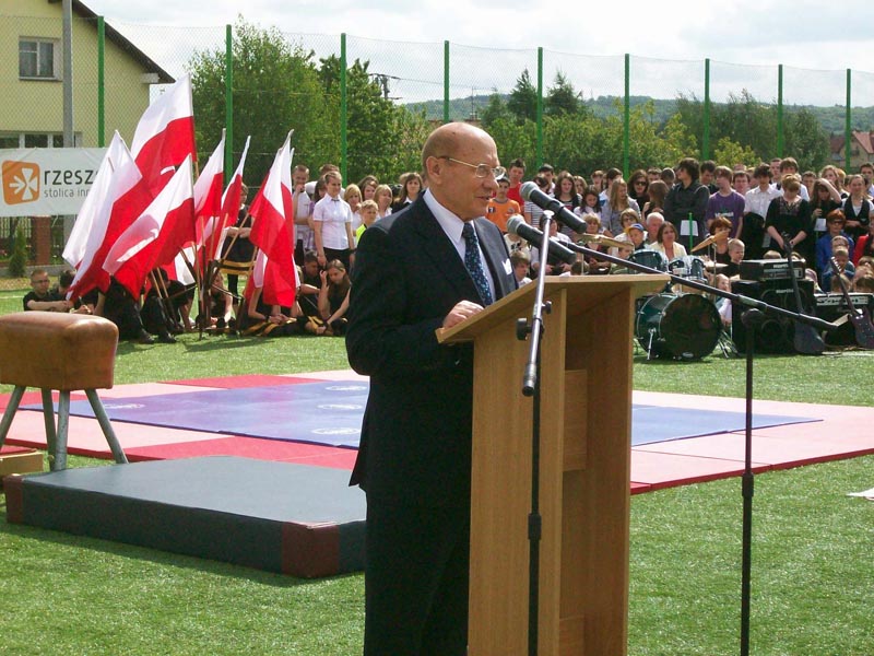 Na uroczystości otwarcia Orlika przemawia Prezydent Rzeszowa